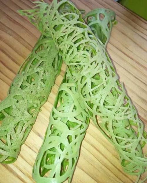 细腻菠菜蛋糊的制作与裱花工艺解析